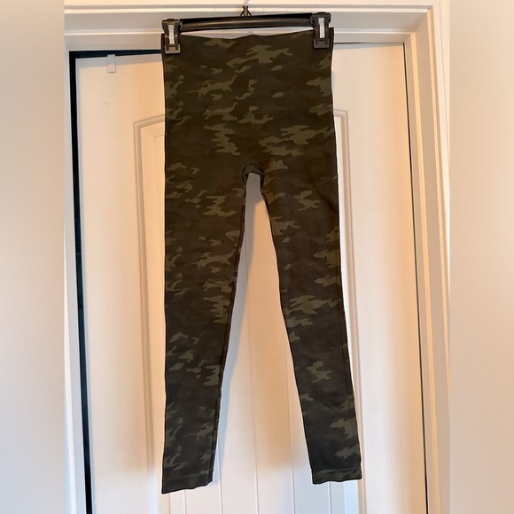 Women’s M Spanx Look At Me Now Green Camo Seamless Leggings - Picture 5 of 11